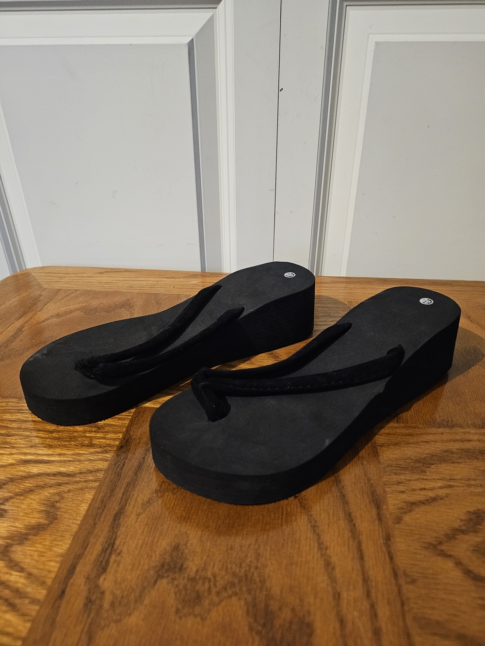 Women’s Black Platform Flip-Flop Sandals - Classic Everyday Style Sz 8